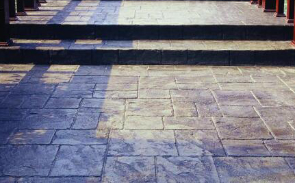 壓花地坪使用在哪些地方？壓花地坪有什么特點(diǎn)？